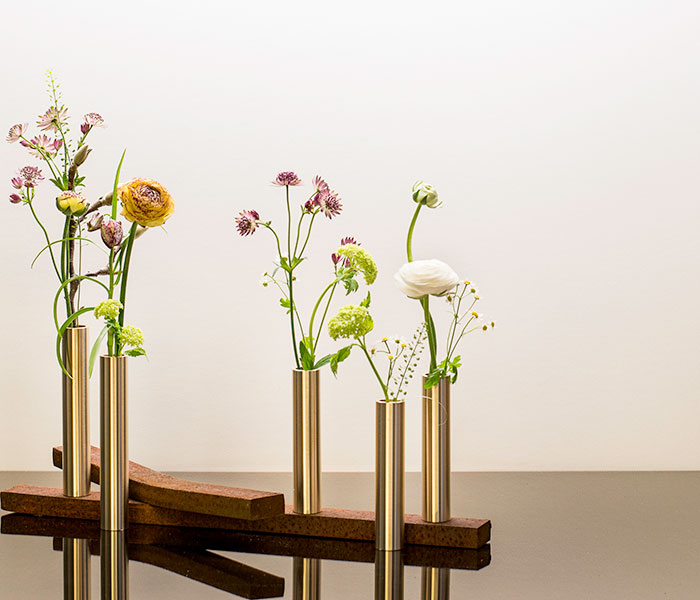 Slim-Vase-messing-5 vaser vist med blomster