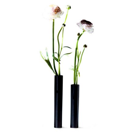 Slim-Vase-sort-pulverlakeret-vist med blomster