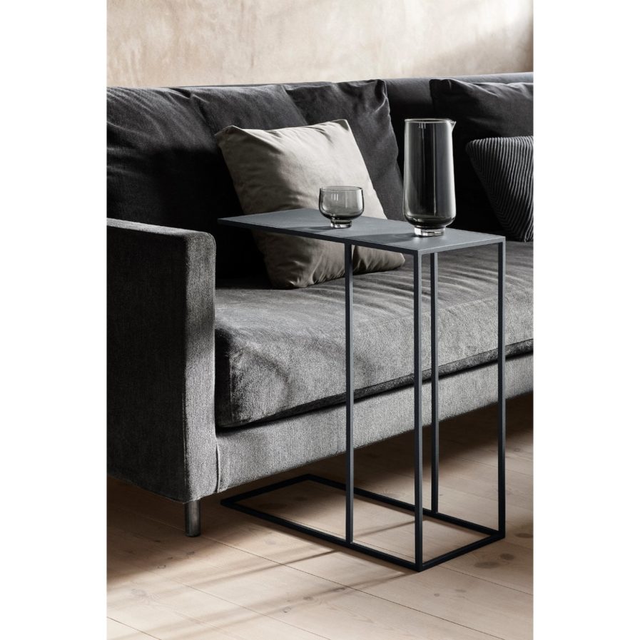 Blomus-Fera-Sidebord-Steel Grey-vist ved Sofa