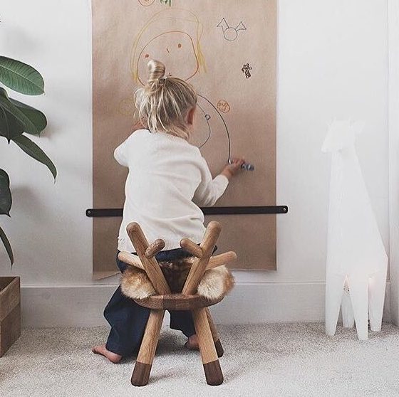 EO-Bambi-Stol-med pige der maler