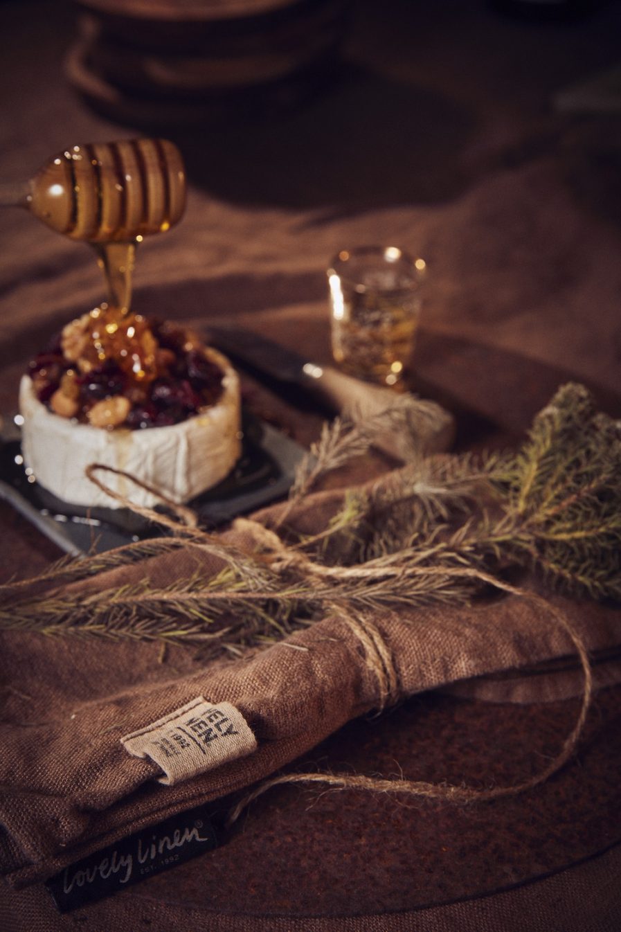 Lovely Serviet-Almond-Lovely Linen-Vist på bord