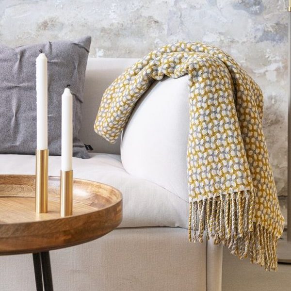 Burel-Gathering-Plaid-Light Grey-Mustard Yellow-Vist på sofa