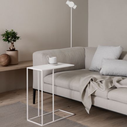 Fera Sidebord-Hvid-Blomus-66199 - ved sofa