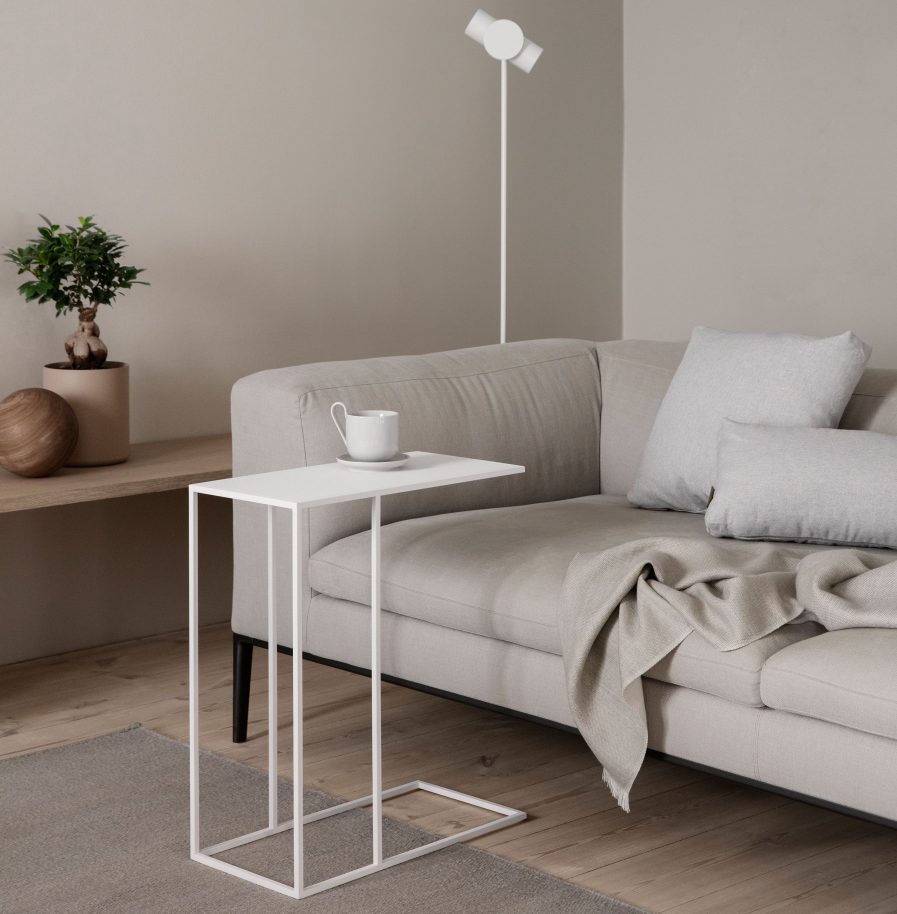 Fera Sidebord-Hvid-Blomus-66199 - ved sofa