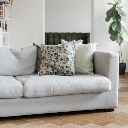 Sofapuder-Eucalyptus-Linen Tales-Vist i sofa