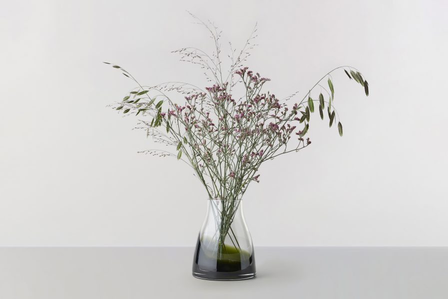 Flowervaseno2-mossgreen-Rocollection-med blomster
