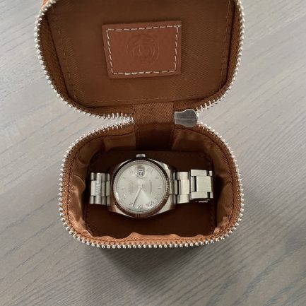 Smykkeskrin-Læder-Ørskov-Small-Cognac-vist med ur