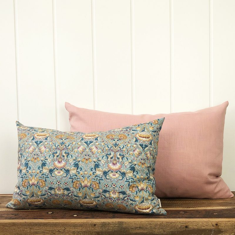 William Morris Lodden – Dusty Blue-Lilac- Washed Linen Pude-Dusty Rose-Spliid