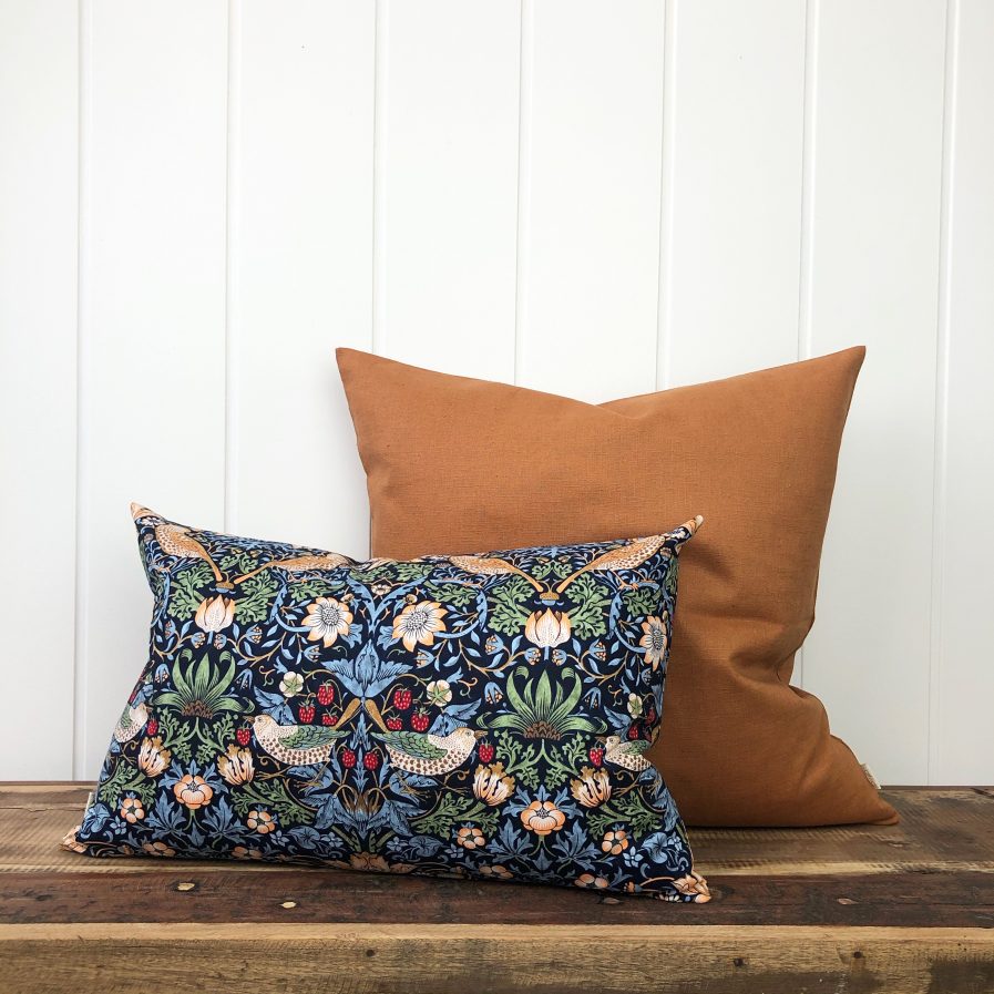 William Morris Strawberry Thief Pude – Blue –Washed Linen-Terracotta Pude-Spliid