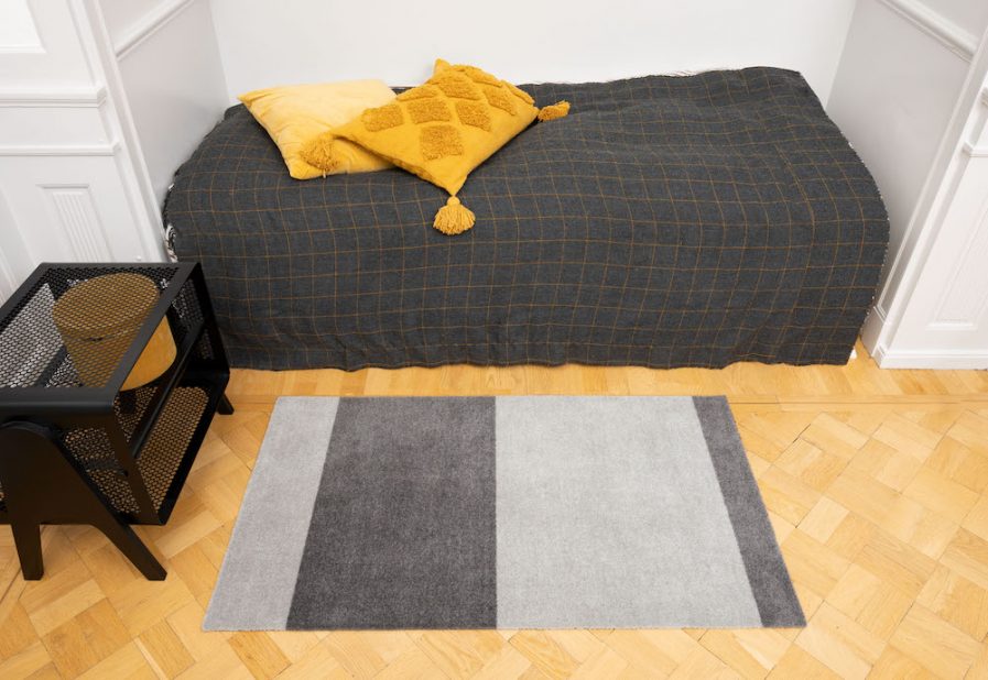 TICA-Floormat-Stripes-Horizont-67x120-Grey-Ved seng