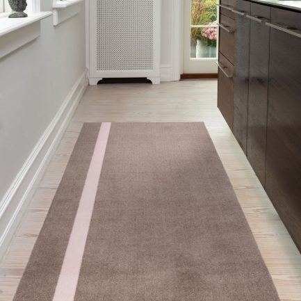 TICA-Floormat-Stripes-Vertical-200x90-Sand-Rose-I køkken