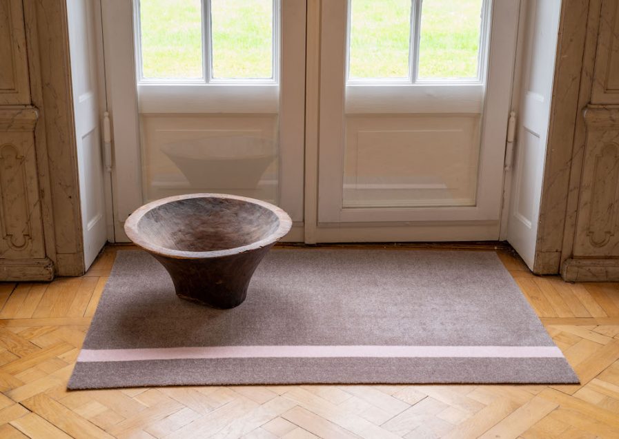 TICA-Floormat-Stripes-Vertical-67x120-Sand-Rose-Ved dør