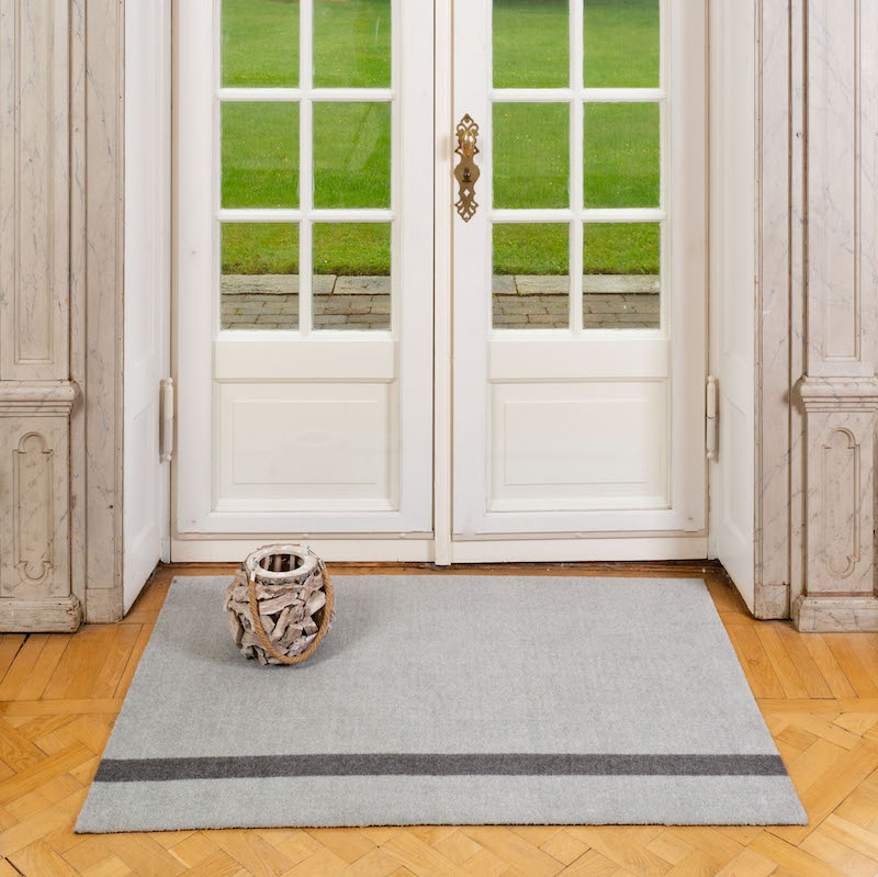 TICA-Floormat-Stripes-Vertical-90x130-Grey-Ved dør