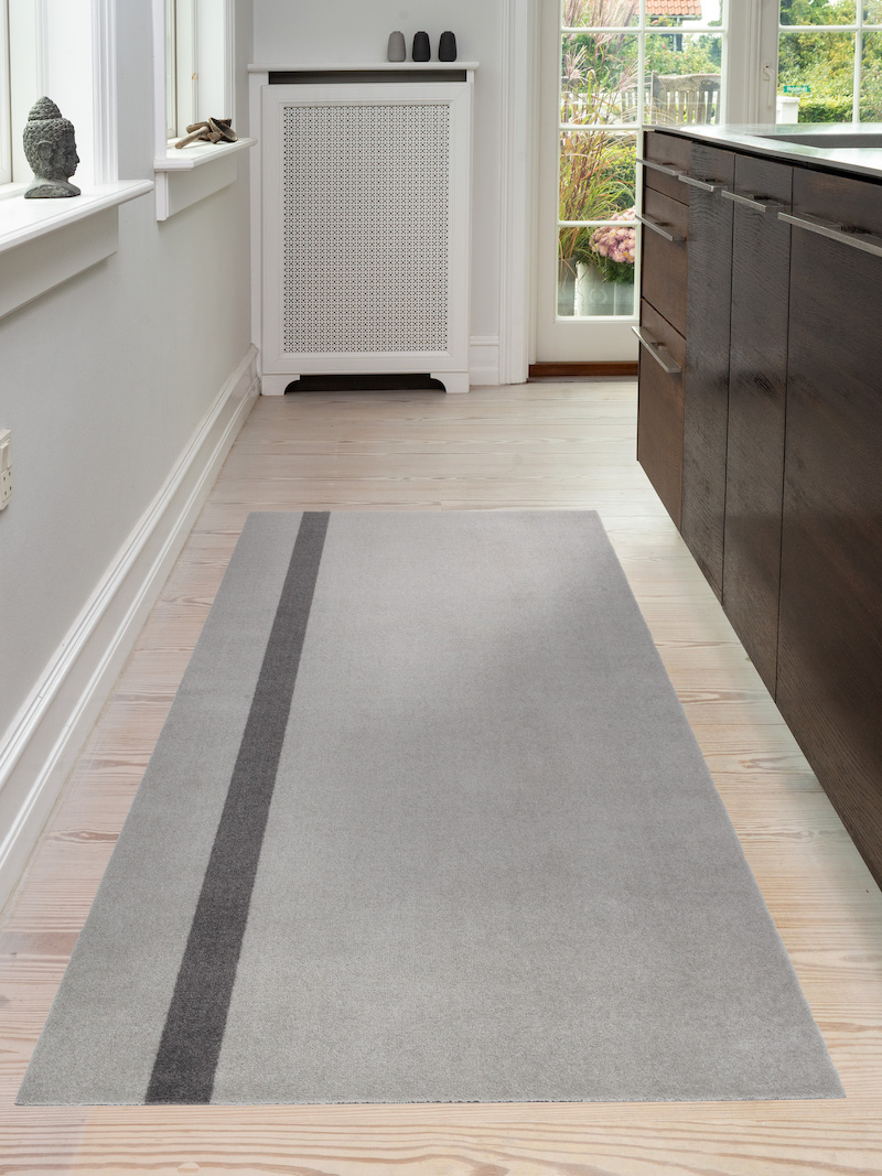 TICA-Floormat-Stripes-Vertical-90x200-Grey-I køkken