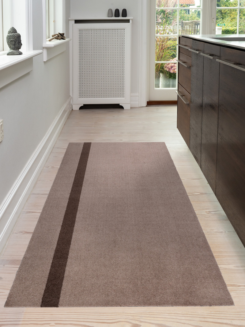 TICA-Floormat-Stripes-Vertical-90x200-Sand-Brown-I køkken
