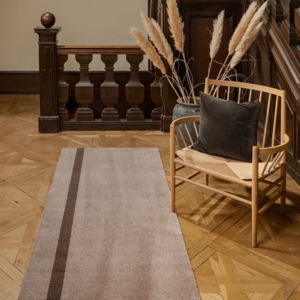 TICA-Floormat-Stripes-Vertical-90x200-Sand-Brown-med stol