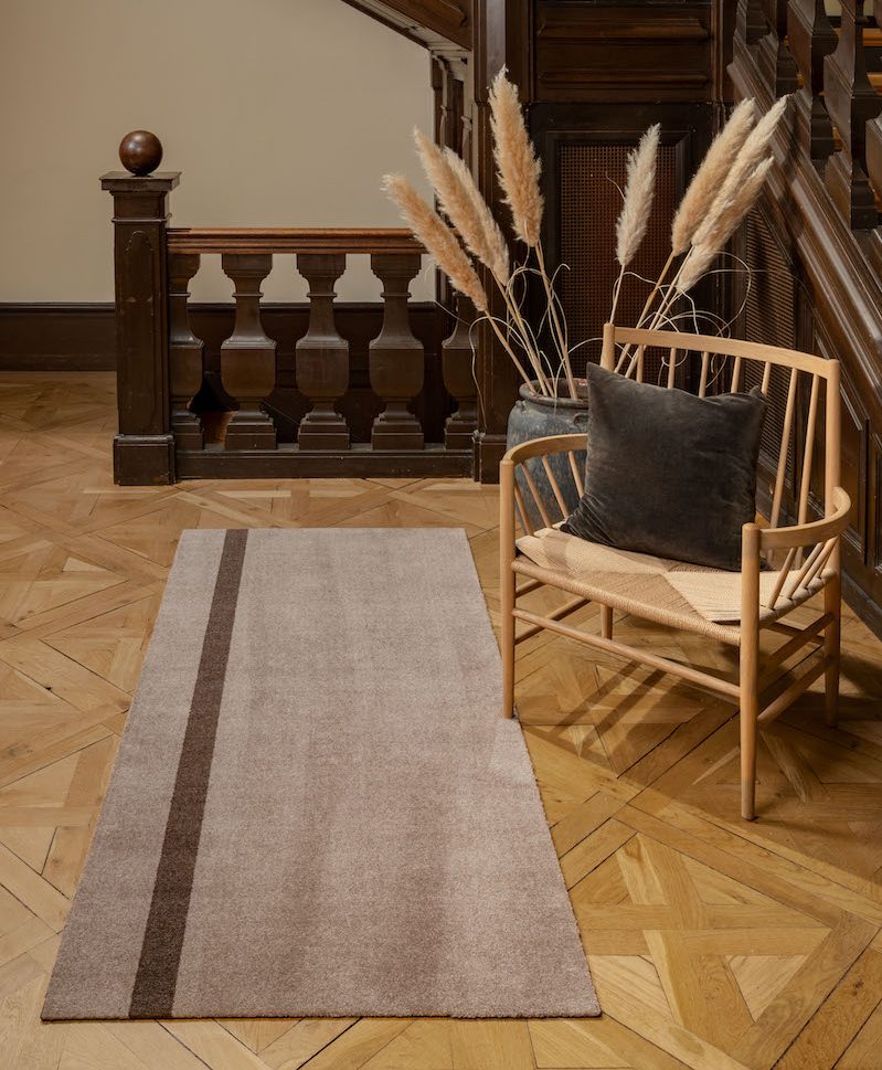 TICA-Floormat-Stripes-Vertical-90x200-Sand-Brown-med stol