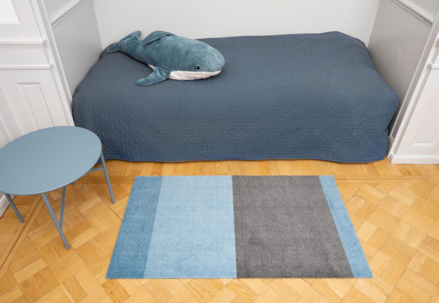 TICA-Floormat-Stripes-horizon-67x120-Blue-ved seng