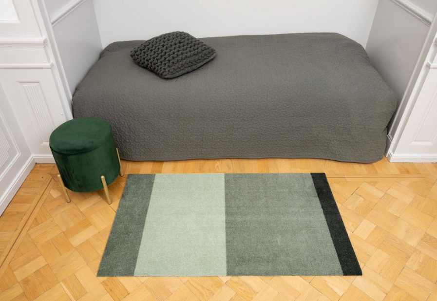 TICA-Floormat-Stripes-horizon-67x120-Green-Ved seng