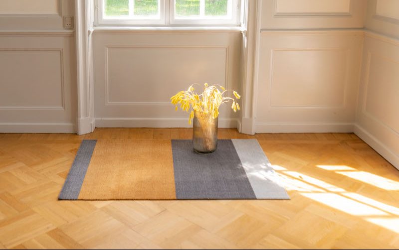 TICA-Floormat-Stripes-horizon-90x130-Dijon-Ved vindue