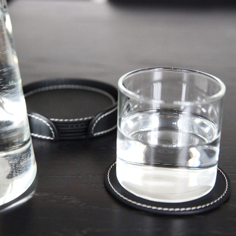 Glasbrik-Sort-Læder-Ørskov-vist med glas