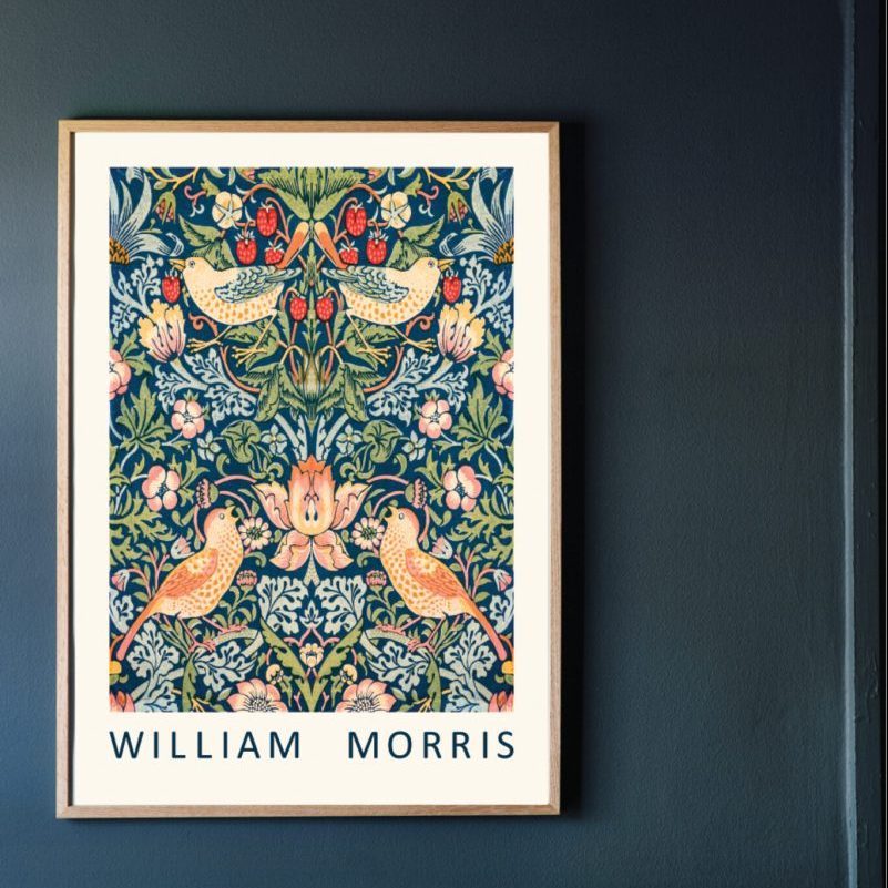William-Morris-Plakat-Strawberry-Thief-Spliid-Vist-på-moerk-vaeg