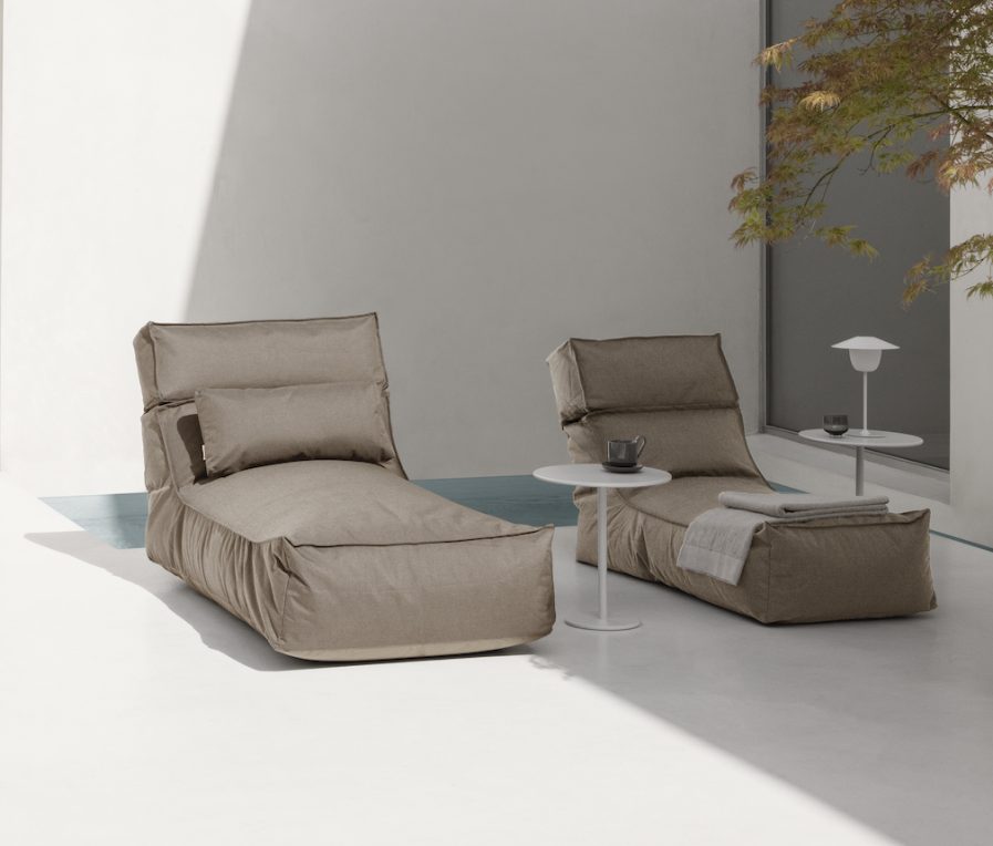 STAY-Lounger-Earth-Blomus-På terrasse